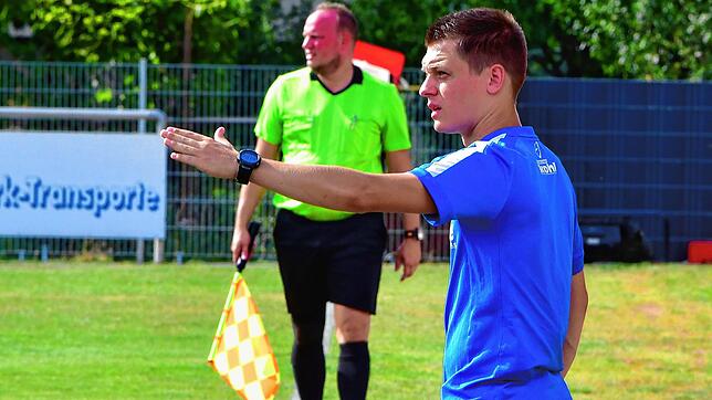 Grade Linie: Dennis Weiß, mit 29 der jüngste Trainer der Bezirksliga, hat dem TuS Efringen-Kirchen für die mittlerweile vierte ...