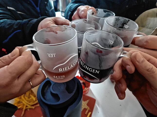 Der Glühwein auf dem Weihnachtsmarkt in Rielasingen-Worblingen scheint zu schmecken. Mit dem neuen Pfandsystem wurde bei dem eintägigen ...