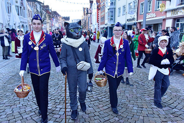 Bild 14: Die Katzenmusik marschiert in die Villinger Innenstadt ein