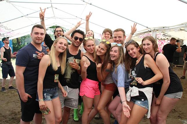Super Stimmung soll auch beim "Eine Liebe"-Festival im Vordergrund stehen. Die Musikfans dürfen auch auf dem Gelände zelten.