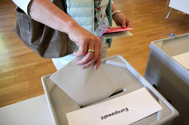Eine Frau bei der Stimmabgabe zur Europawahl.