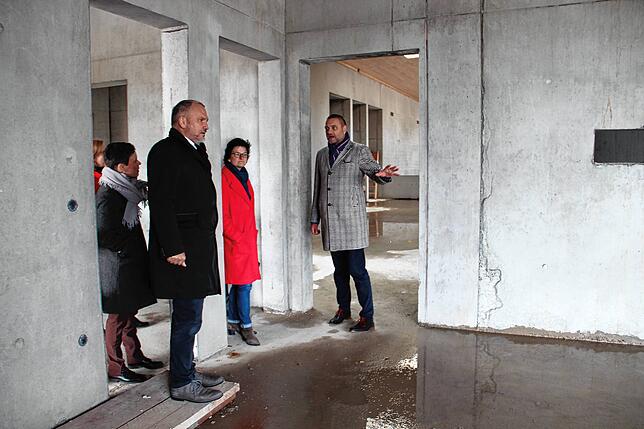 Oberbürgermeister Martin Staab (Zweiter von links) und Bürgermeisterin Monika Laule (mitte) lassen sich von Architekt Gerhard Maier ...
