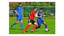 Der Neustädter Pjetar Orosaj (rechts) versucht, vor seinem Gegenspieler an den Ball zu kommen. Fabian Papa (links) verfolgt die Szene. ...