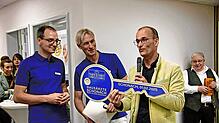 Bürgermeister Jörg Frey (rechts) übergibt den symbolischen Schlüssel an Raphael Siepe (links) und Thomas Schwarz. Bilder: Claudius Eberl