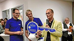 Bürgermeister Jörg Frey (rechts) übergibt den symbolischen Schlüssel an Raphael Siepe (links) und Thomas Schwarz. Bilder: Claudius Eberl