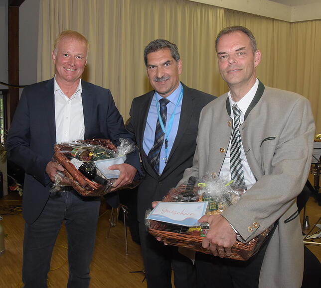Horst Schmidle (Mitte) bedankt sich im Namen der Mitgliedsgemeinden des Zweckverbands bei Stefan Dorfmeister (rechts) und Roland Arzner.