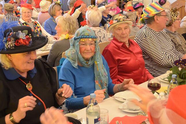 Bild 2: Bilder von der bunten Fasnacht für Senioren in der Stadthalle