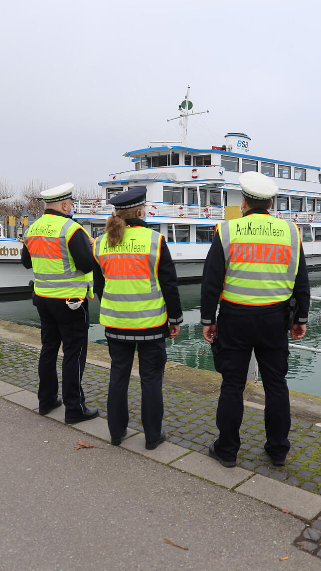 Auch mal schön: Das Antikonfliktteam der Konstanzer Polizei kann am Sonntag mangels Konflikten die Aussicht auf den See genießen.