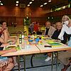 Hier treffen sich Herz und Kulinarik: In kleiner Runde sitzen die Teilnehmer beim ersten Dinner in Bunt in der Mehrzweckhalle am Tisch. ...