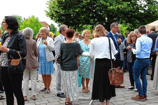 Sektempfang zur &bdquo;75+&ldquo;- Feier und Schulleiterwechsel an der Heimschule Kloster Wald.