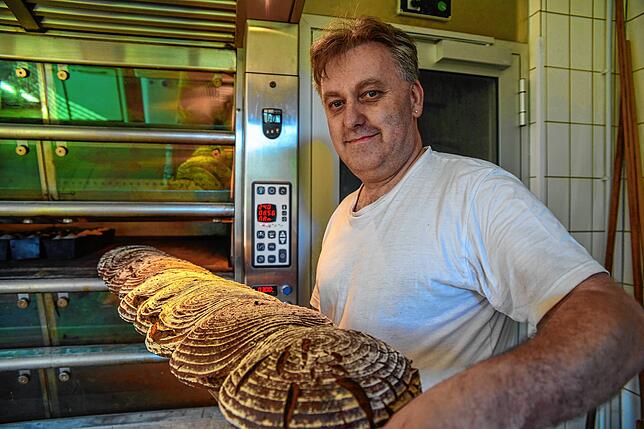 Herbert Weisser holt auf diesem Archivbild eine Ladung frisches Schmelzebrot aus dem Ofen. Das Roggensauerteigbrot wird nach einem 100 ...
