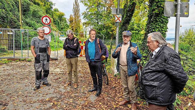 Anwohner Reinhard Stifel (Dritter von rechts) fragt sich, ob in der Hoheneggstraße tatsächlich Lebensgefahr herrscht. Um ihn herum ...