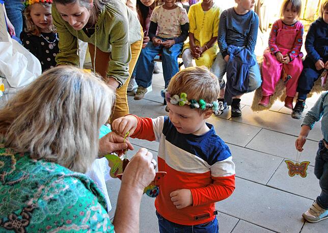 Regina Geng wurde mit einem Fest im Kindergarten verabschiedet. Mit dabei waren viele Kinder, aber auch alte Weggefährten.