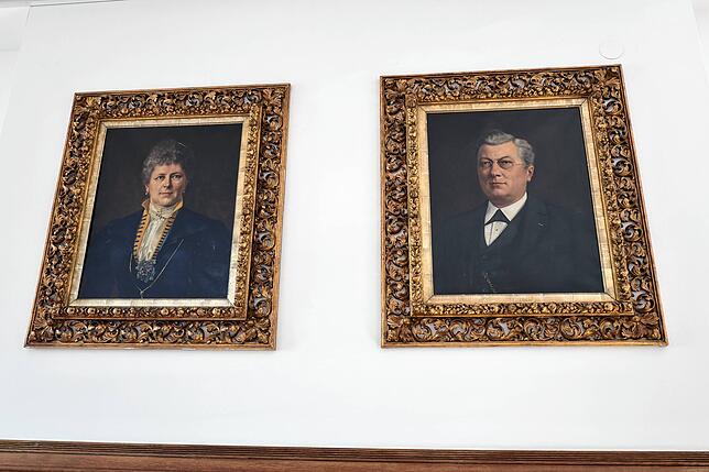 Gründer-Ikonen: Bilder von Jacques Schiesser und seiner Frau Malwine in der Schiesser-Villa.