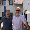 Simon Eckert (links) und Ulf Gräfe vom Golfclub Rickenbach vor dem Clubhaus.