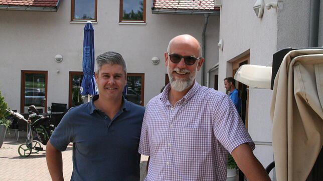 Simon Eckert (links) und Ulf Gräfe vom Golfclub Rickenbach vor dem Clubhaus.