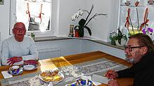 Josef Schmidmeister (links) blickt nach fast 50 aktiven Jahren bei der Freiwilligen Feuerwehr Deggenhausertal im Gespräch mit ...