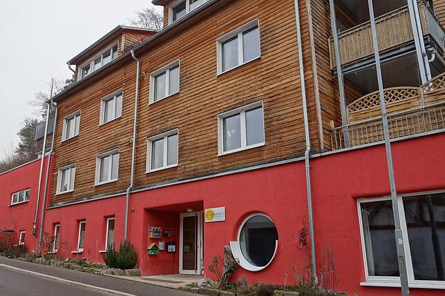 Das Schild an der Fassade des Hauses in Goldbach verrät, dass in diesem Gebäude mehrere Generationen leben.
