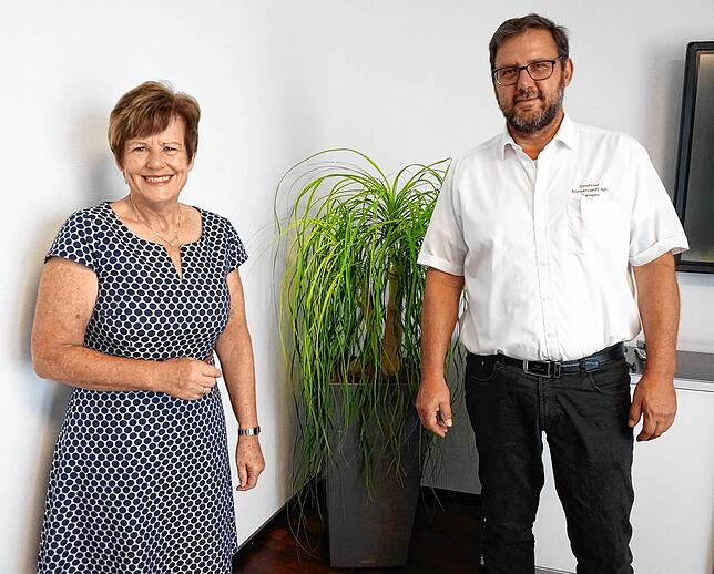 Christa Bader, Vorsitzende des Schwyzertagskomitees und Ralf Siebold, Zunftmeister der Bürger- und Narrenzunft 1503 Tiengen, freuen ...