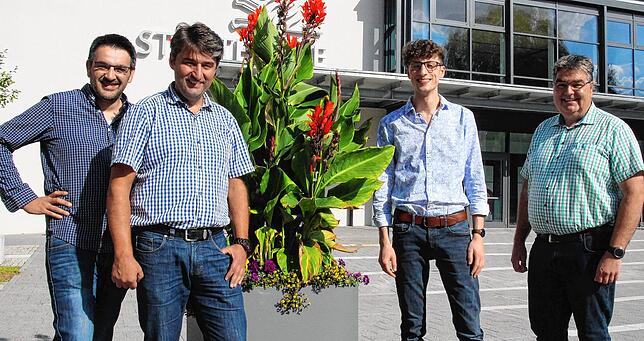 Die Verantwortlichen der Stadtkapelle begrüßen Thorsten Meier als neuen Dirigenten in Bräunlingen. Von links: Tobias Heine ...