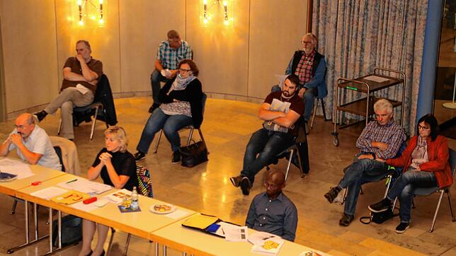 Neben den Gemeinderäten &ndash; hier im Vordergrund Reinhard Isak (von links), Fraktionsvorsitzende Kerstin Skodell und Miguel Quilamba ...