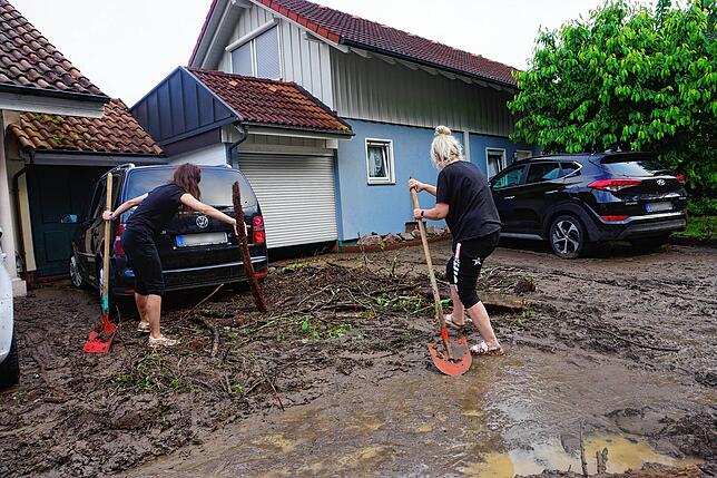 Bild 3: Schlammlawinen und eingesunkene Autos als Folgen: So schlimm wütete das Unwetter in den Gemeinden Küssaberg und Klettgau