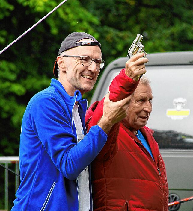 Hubert Becker (links) mit dem langjährigen Teilnehmer Herbert Weh beim Startschuss des vorerst letzten Gehrenberglaufes 2019.