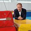 Überlingens Oberbürgermeister Jan Zeitler im neuen Sportzentrum der Stadt.
