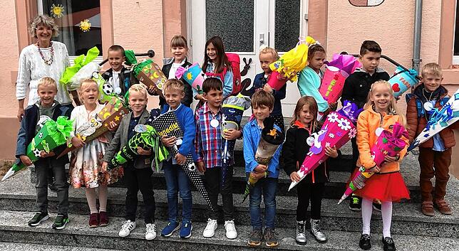 Einschulungsbild der Klasse 1d der Erich-Kästner-Schule, Außenstelle Allmendshofen, mit Klassenlehrerin Angela Maier.