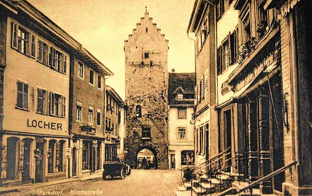 Als die Marktstraße noch Kirchstraße hieß, rechts im Bild das Bekleidungshaus Kappeler.