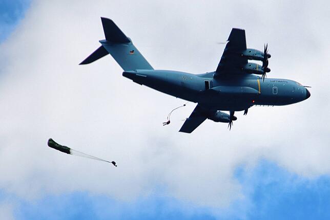Bild 3: Rund 400 Sprünge! Alle Bilder von der Übung der Bundeswehr-Fallschirmjäger vor Bodman-Ludwigshafen