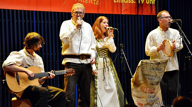 Reise ins Mittelalter: Die Gruppe "Donau G'sindel" aus Pfohren lässt es musikalisch fetzen mit eingängigen Songs und reichlich derben ...