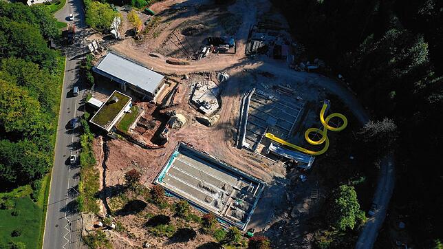 Der Blick von oben auf das Tennenbronner Freibad. Unten am Bildrand das Bestandsgebäude des alten Freibades. In der Bildmitte das ...