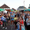 Auf dem Marktplatz ist reges Treiben angesagt. Hier lassen sich die zahlreichen Besucher des Stadtfestes von der Sonne, der Musik und ...