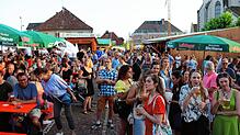 Auf dem Marktplatz ist reges Treiben angesagt. Hier lassen sich die zahlreichen Besucher des Stadtfestes von der Sonne, der Musik und ...