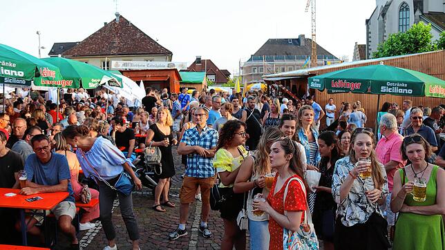 Auf dem Marktplatz ist reges Treiben angesagt. Hier lassen sich die zahlreichen Besucher des Stadtfestes von der Sonne, der Musik und ...