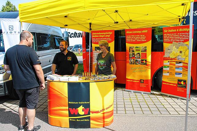 Nahverkehr: Auch der Waldshuter Tarifverbund (WTV) war mit einem Stand und einem Bus auf der Messe vertreten.