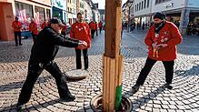 Klaus Neininger (links) von der Katzenmusik und Stefan Richt von den Ziegelbuben bringen den 22 Meter hohen Narrenbaum fachmännisch Zu Fall.