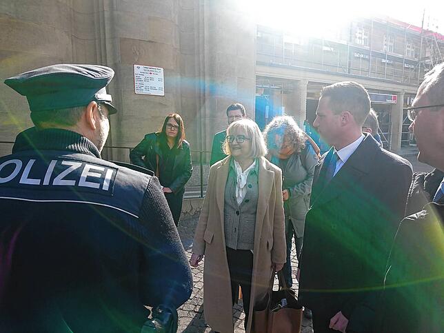 Die Landtagsabgeordneten und Polizeigewerkschafter werden vor dem Badischen Bahnhof empfangen. Beim anschließenden Besuch der deutschen ...