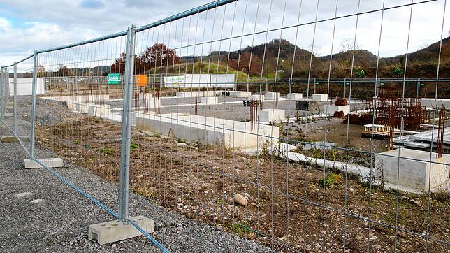 Der Betrieb auf der Baustelle des geplanten Modeparks Röther im Gewerbegebiet Horheim bleibt eingestellt. Ob das Projekt überhaupt ...