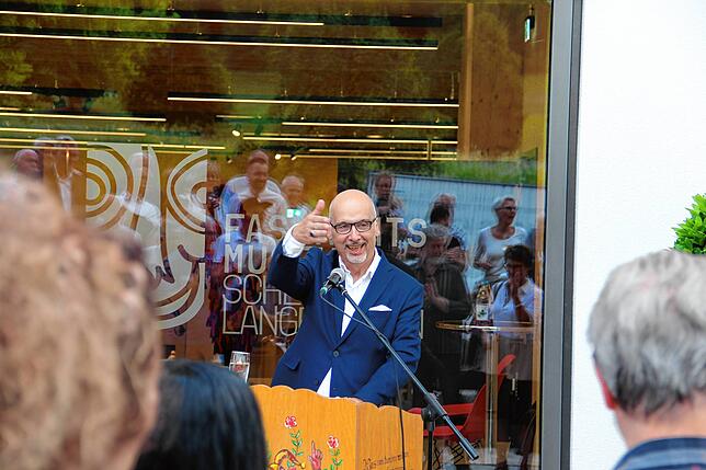 Museumspräsident Michael Fuchs bei der Eröffnung des Festakts vor dem Haupteingang des neuen Museums.