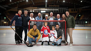 Die Eiszeit kann weitergehen: Die Freude bei den Verantwortlichen von Stadt und Bodensee-Arena, bei den Eissportlern und dem Pro-Komitee ...