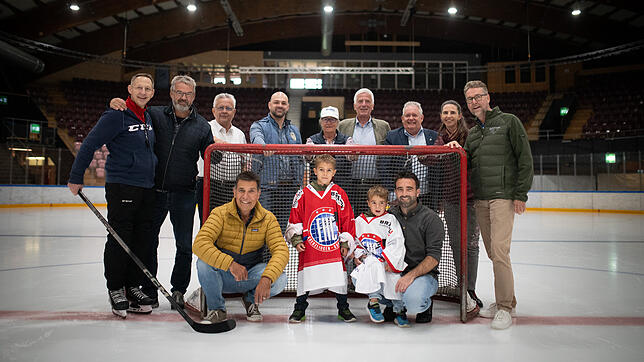 Die Eiszeit kann weitergehen: Die Freude bei den Verantwortlichen von Stadt und Bodensee-Arena, bei den Eissportlern und dem Pro-Komitee ...