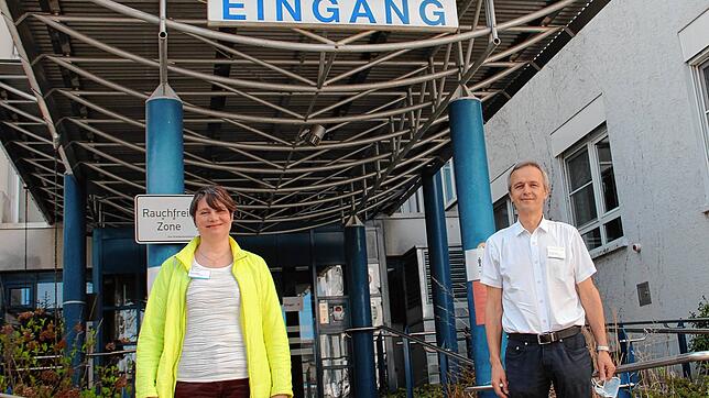 Christina Wöhrle (links) und Christoph Labuhn vor ihrem Arbeitsplatz, dem Radolfzeller Krankenhaus. Dort sind sie als Seelsorger tätig.