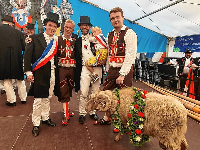 Bockgewinner Christian Wässerle, Zunftmeister Marc Jacobshagen, Bockgötti Stephan Vatter mit Söhnchen Emil, und Junggeselle Mario ...