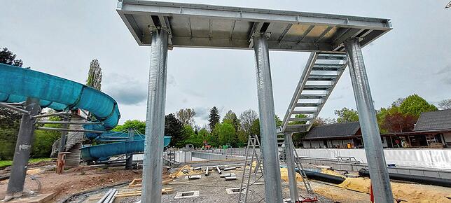 Bevor die Rutschfläche kommt, wurden Unterbau und Treppe aufgebaut.