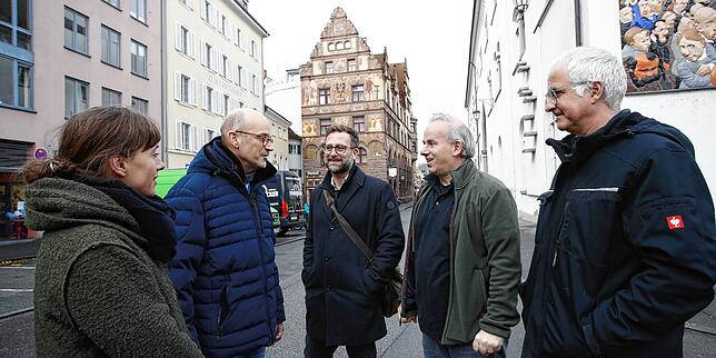 Die Sanierung und Restaurierung der Fassade des Hotels Graf Zeppelin wird aufwändig, sind sich (von links) die Denkmalschützer Nora ...