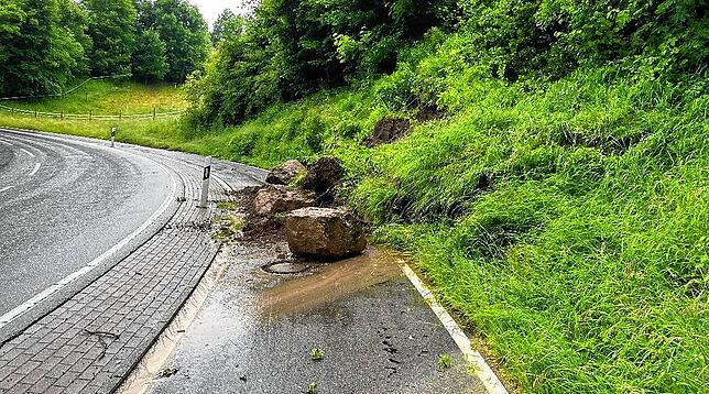 An der Serpentine (Landesstraße 194) zwischen Mahlspüren im Tal und Kalkofen gab es einen Erdrutsch. Der andauernde Regen hat den Hang ...