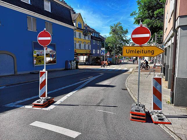 Keine Durchfahrt möglich: Wer von der Stadthalle in Richtung B33 möchte, muss den Umweg über die Jahnstraße nehmen.