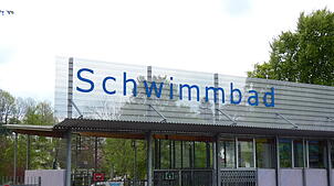 Viele freuen sich schon jetzt auf den Saisonstart im Schwimmbad. Doch der Besuch wird ab dieser Saison teurer. Bild: Rotraud Opfermann